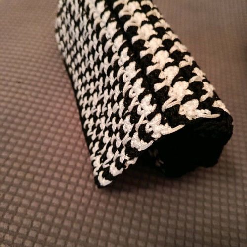 Handmade knitted Pie de poule wrist bag new, black-white