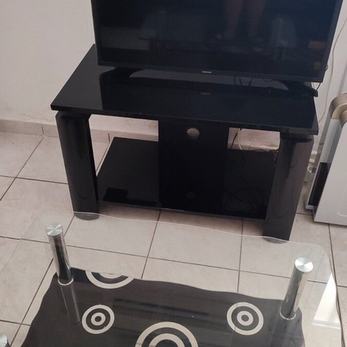 Samsung 33" TV with TV stand and Mi Xbox gift, like new