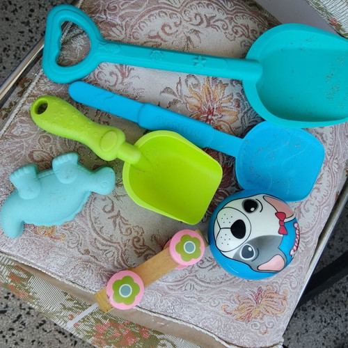 Set of 6 children's sand toys
