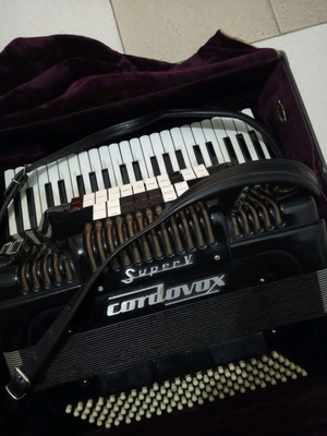 Cordovox Super X with speakers and tone generator like new