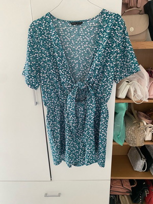 Κοντομάνικο ολόσωμο φλοραλ σορτς κυπαρίσσι με δέσιμο σαν καινούργιο