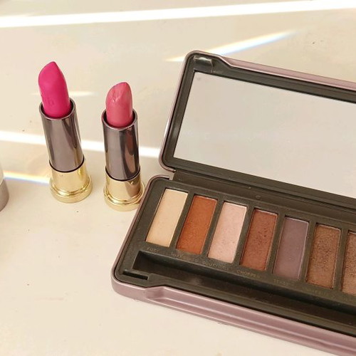 Urban Decay set used with 2 lipsticks, Naked palette, primer and eyeliner