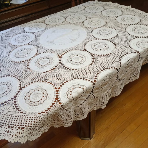 Handmade tablecloth diameter 165 cm like new, beige