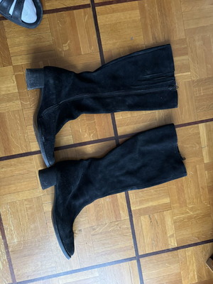 Suede boots size 38 like new, black with zipper