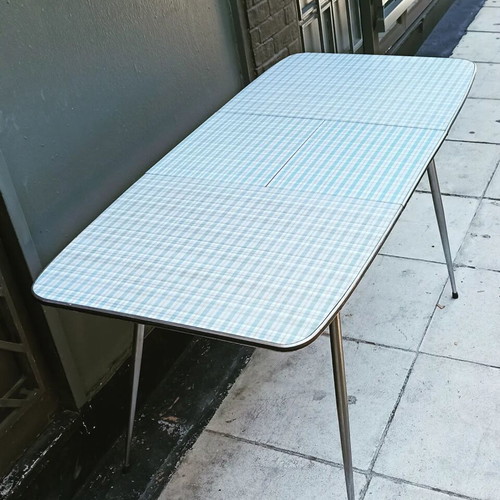 Formica dining table foldable with metal legs like new