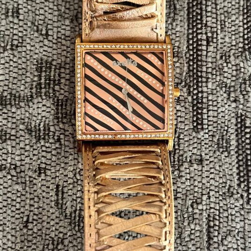 Oxette wristwatch like new, women's, salmon color