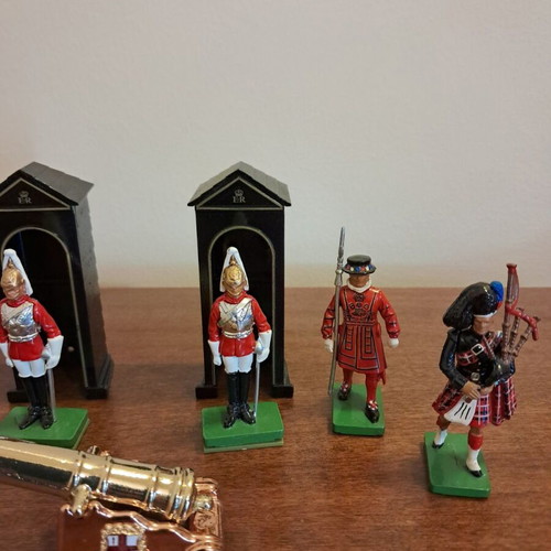 English Royal Guard figures like new, height 5.5 cm