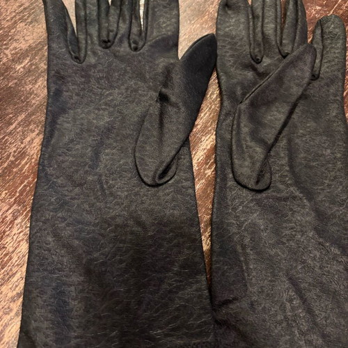 Vintage women's seal gloves new, black