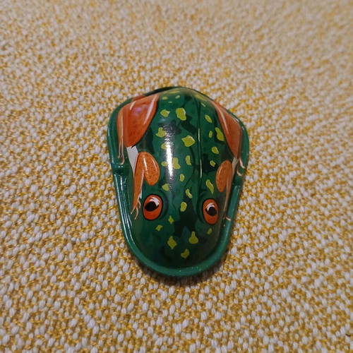 Frog toy with tin sound new children's toy