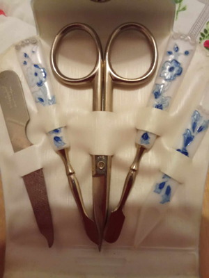 Vintage grooming set like new in beautiful case