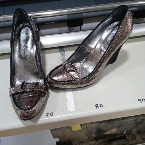 Byblos pumps used, size 37, black metallic color