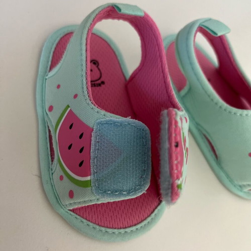 Baby shoes new, size 18, very light cuddle style