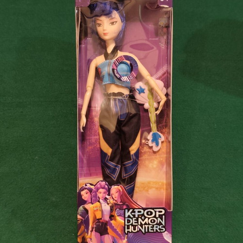 Demon Hunters Zoey musical doll "Golden" with accessories