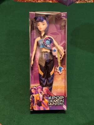 Demon Hunters Zoey musical doll "Golden" with accessories