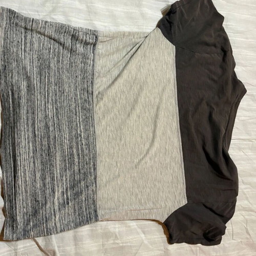 Pull & Bear men's colorblock t-shirt size M like new