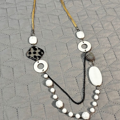 Black and white necklace like new