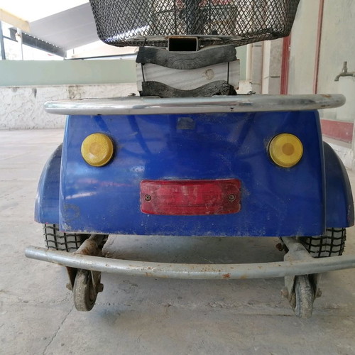 Electric three-wheeler used with two baskets and hill assist
