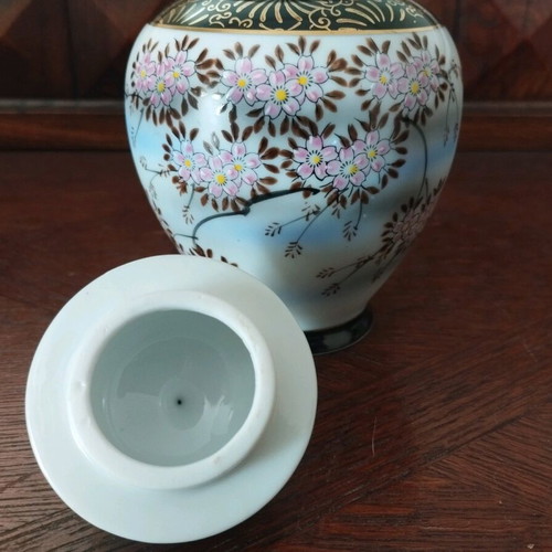 Japanese Handmade Porcelain Vase Eiwa Kinsei used with Lid