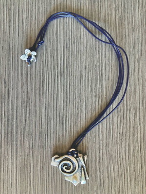 Necklace with metal element and pearl like new, purple and silver