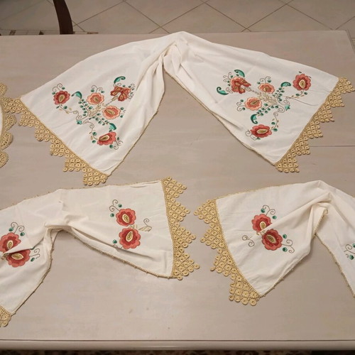 Set of Tsevres round tablecloth, runner and 2 napkins new