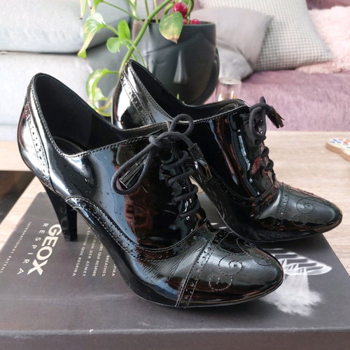 Geox patent leather Oxford shoes size 38 with 9cm heels like new