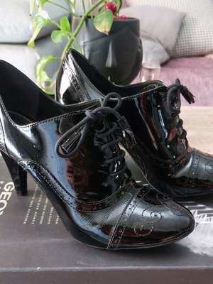 Geox patent leather Oxford shoes size 38 with 9cm heels like new
