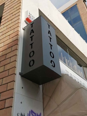 Μεταλλική ταμπέλα στούντιο τατουάζ σαν καινούργιο