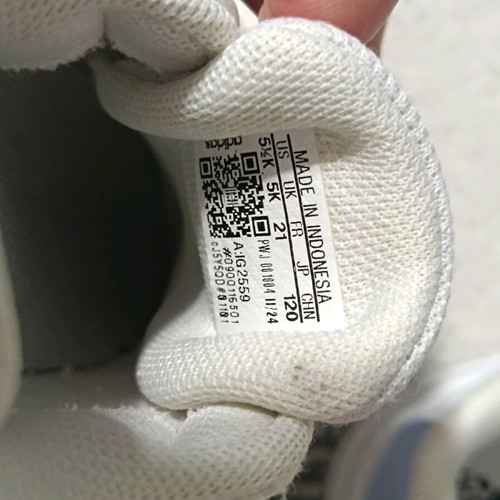 Adidas kids athletic shoes like new, leather with sticker