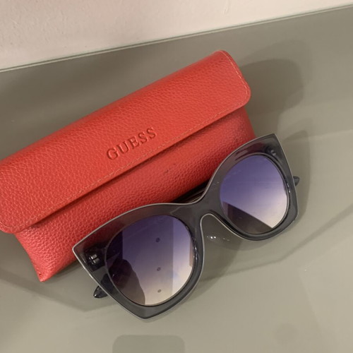 Guess GU7525 cat-eye sunglasses with dark frame and gradient lenses