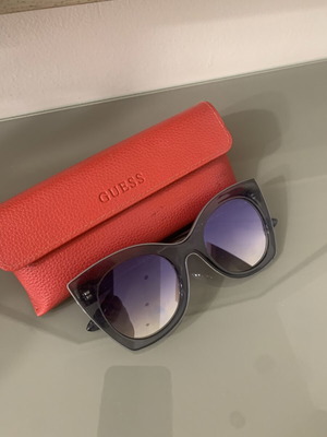 Guess GU7525 cat-eye sunglasses with dark frame and gradient lenses