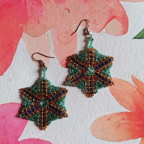 Handmade star-shaped beaded earrings new, green and gold