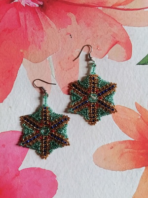 Handmade star-shaped beaded earrings new, green and gold