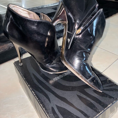 Roberto Cavalli leather ankle boots size 39 like new, black