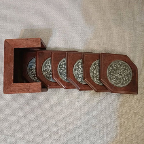 Wooden coaster set of 6 with holder like new