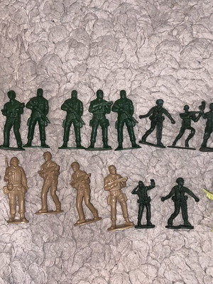 Vintage plastic soldier miniatures like new