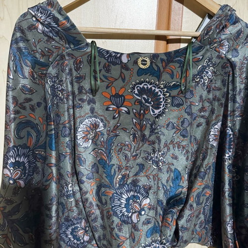 Lynne Velvet Batwing Blouse new, oil color, size Small