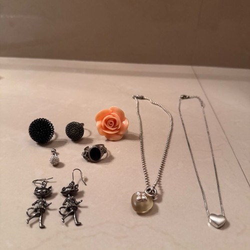 Jewelry set like new with 2 necklaces, 4 rings and 2 earrings, multicolor silver