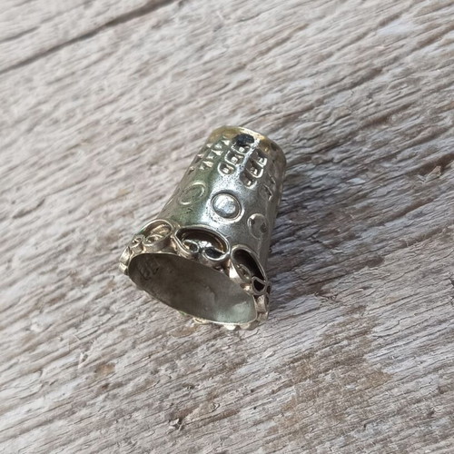 Vintage silver thimble with filigree design like new