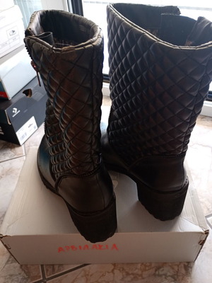 Boots size 39 black like new