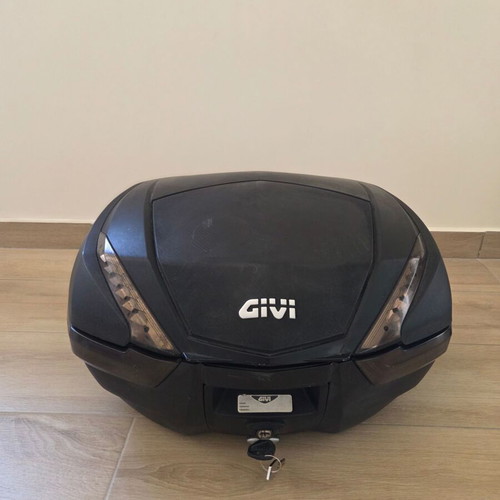 Givi V47 motorcycle top case used, fits 2 helmets