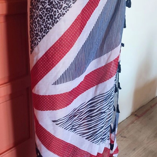 Accessorize scarf-pareo like new, animal print, black and red