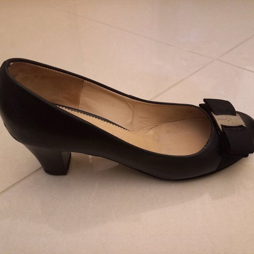 Haris Kazakos leather pumps used size 38 black with damage
