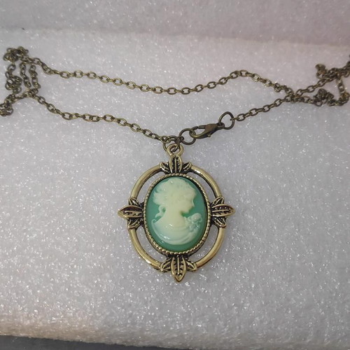 Vintage Cameo Pendant Necklace mint green, like new