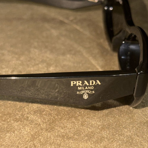 Prada sunglasses like new, black