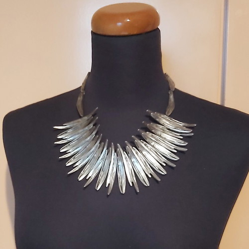 Necklace used, metallic and flexible, silver color