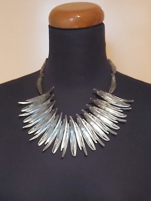 Necklace used, metallic and flexible, silver color