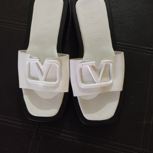 Iris white leather slippers like new, size 38-38.5, black sole