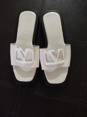 Iris white leather slippers like new, size 38-38.5, black sole