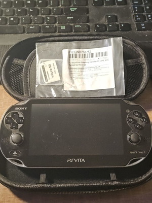 PS VITA 1000 κονσόλα με αντάπτορα κάρτας SD, φορτιστή και θήκη