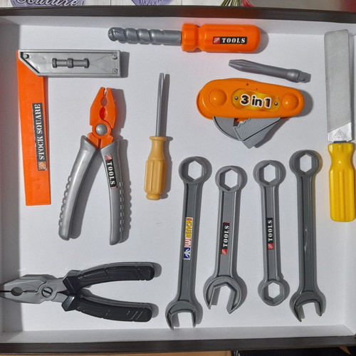 Children's tool set like new with 95 pcs and carrying case